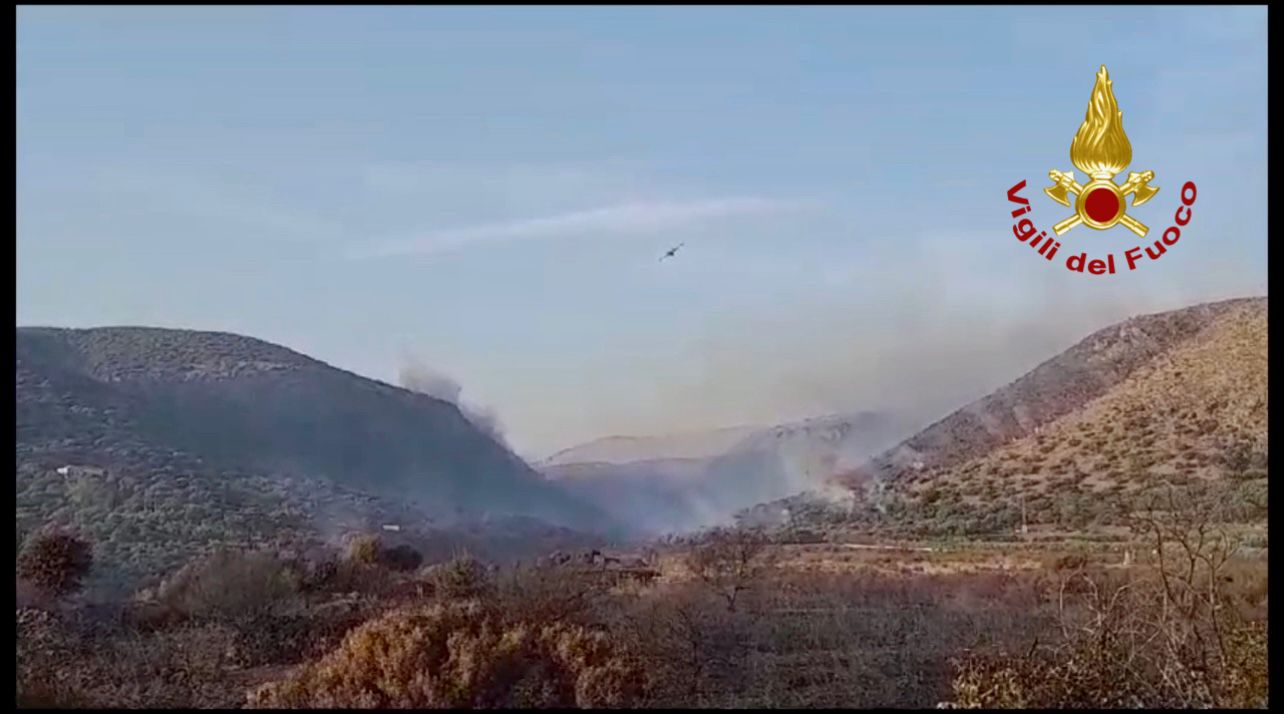 FOTO | Il territorio del Palermitano fa i conti con numerosi roghi, case minacciate e stop ai treni