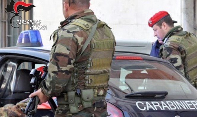 Beccati ad abbeverare la marijuana dai Carabinieri nel Catanese: due arresti