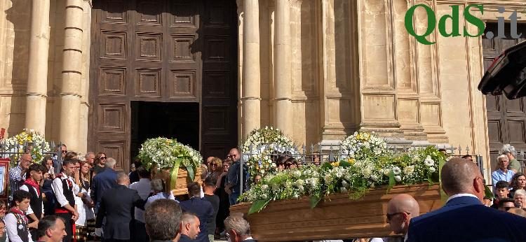 A Favara i funerali di Alberto e Daniel, morti in un incidente sulla A1