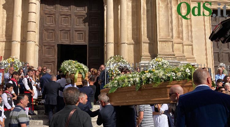A Favara i funerali di Alberto e Daniel, morti in un incidente sulla A1