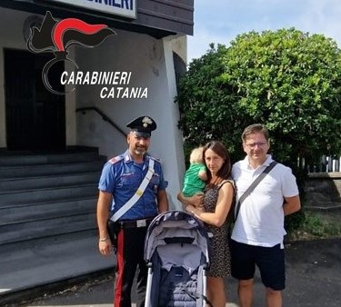 Rubano passeggino al centro commerciale di Belpasso, denunciata coppia