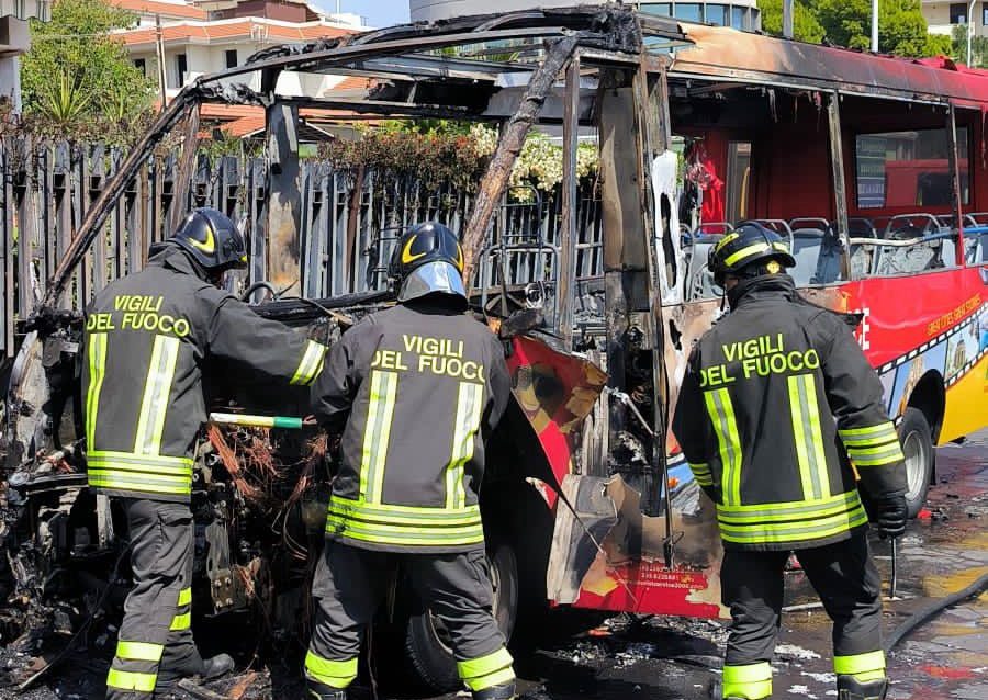 Grande paura a Catania, pullman turistico in fiamme Grande paura a Catania, pullman turistico in fiamme