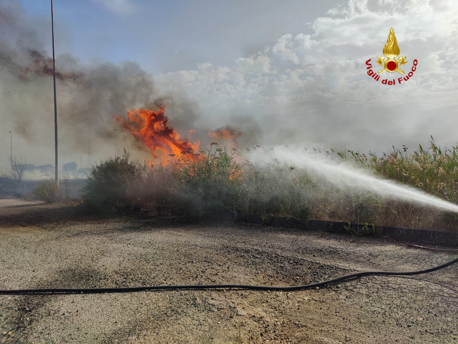 Catania, incendio nei pressi dell’aeroporto Fontanarossa: voli dirottati