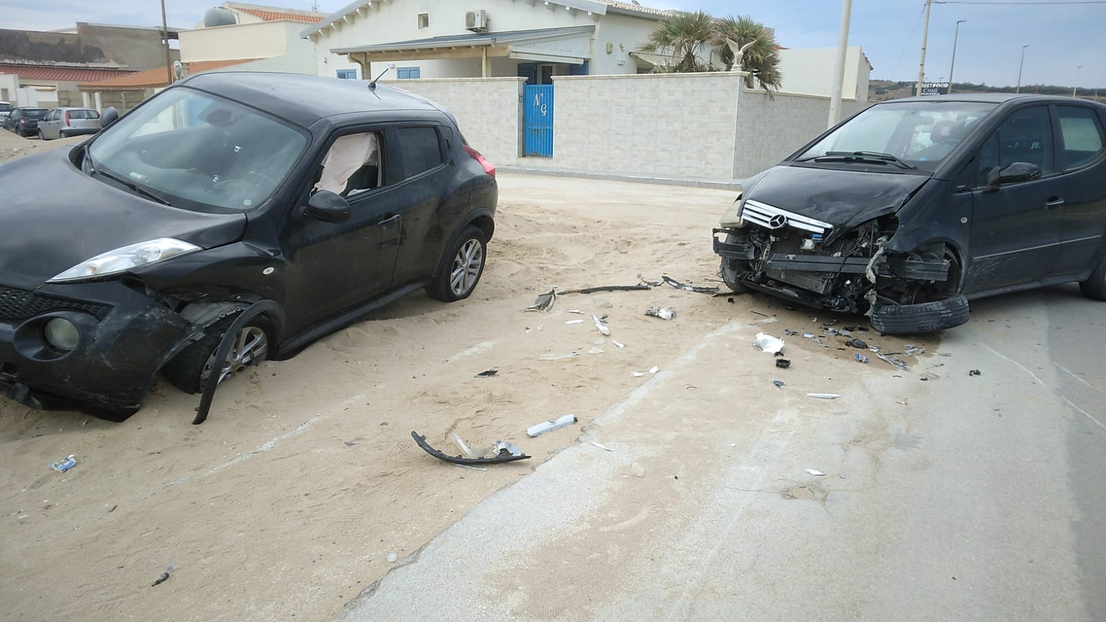 Scontro tra auto sul lungomare a Scoglitti, due feriti