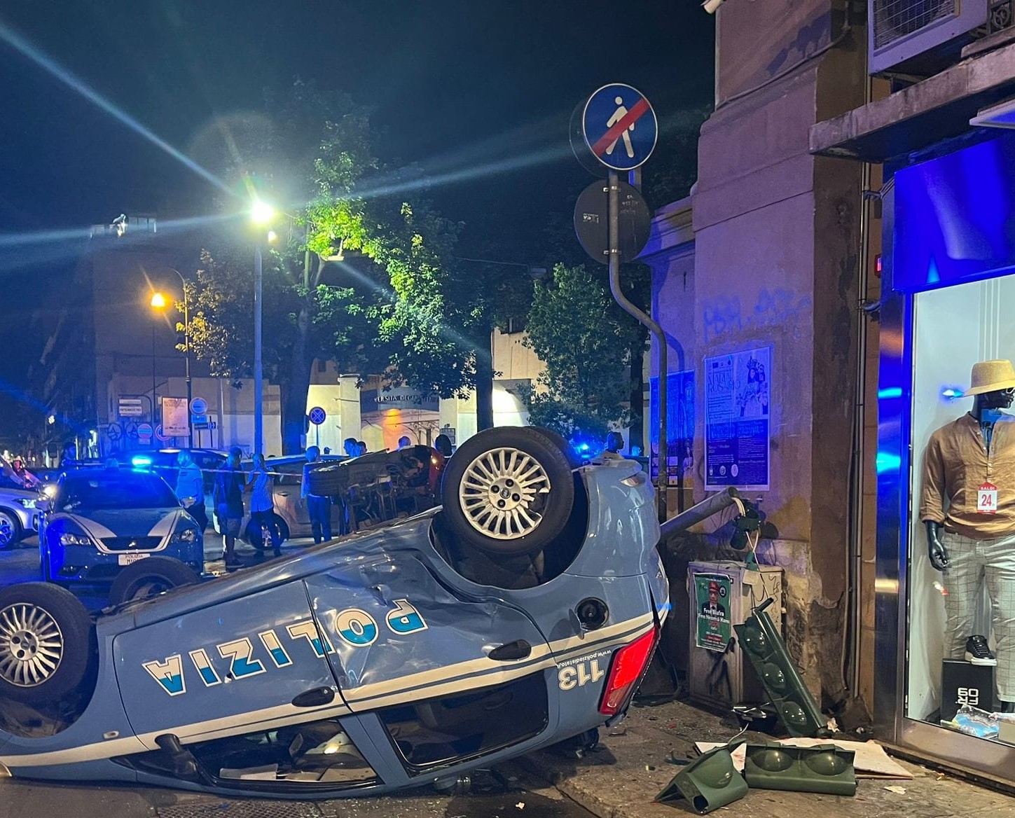 Palermo, auto polizia si scontra con un altro veicolo e si ribalta: tre feriti Palermo, auto polizia si scontra con un altro veicolo e si ribalta: tre feriti