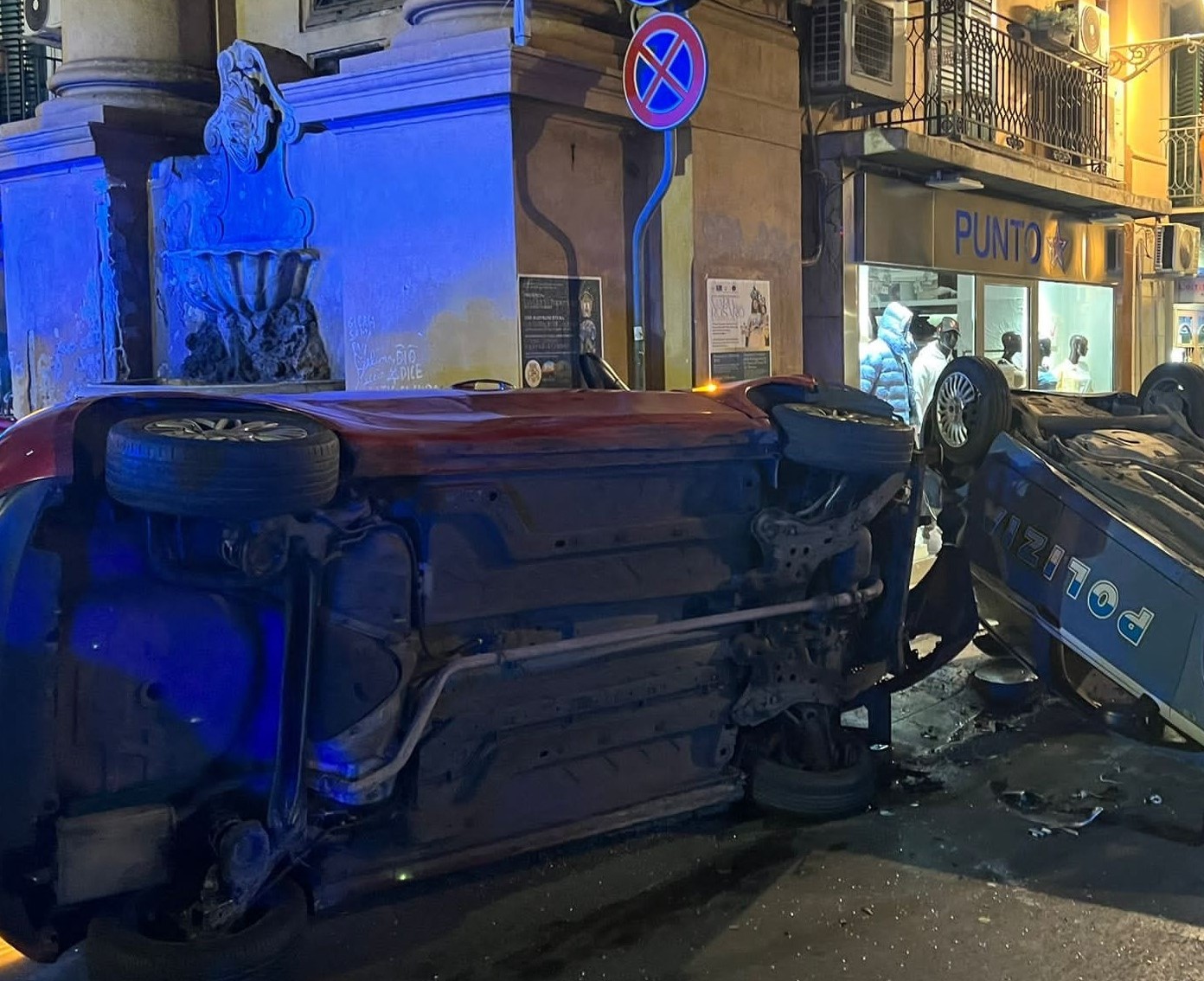 Palermo, auto polizia si scontra con un altro veicolo e si ribalta: tre feriti Palermo, auto polizia si scontra con un altro veicolo e si ribalta: tre feriti