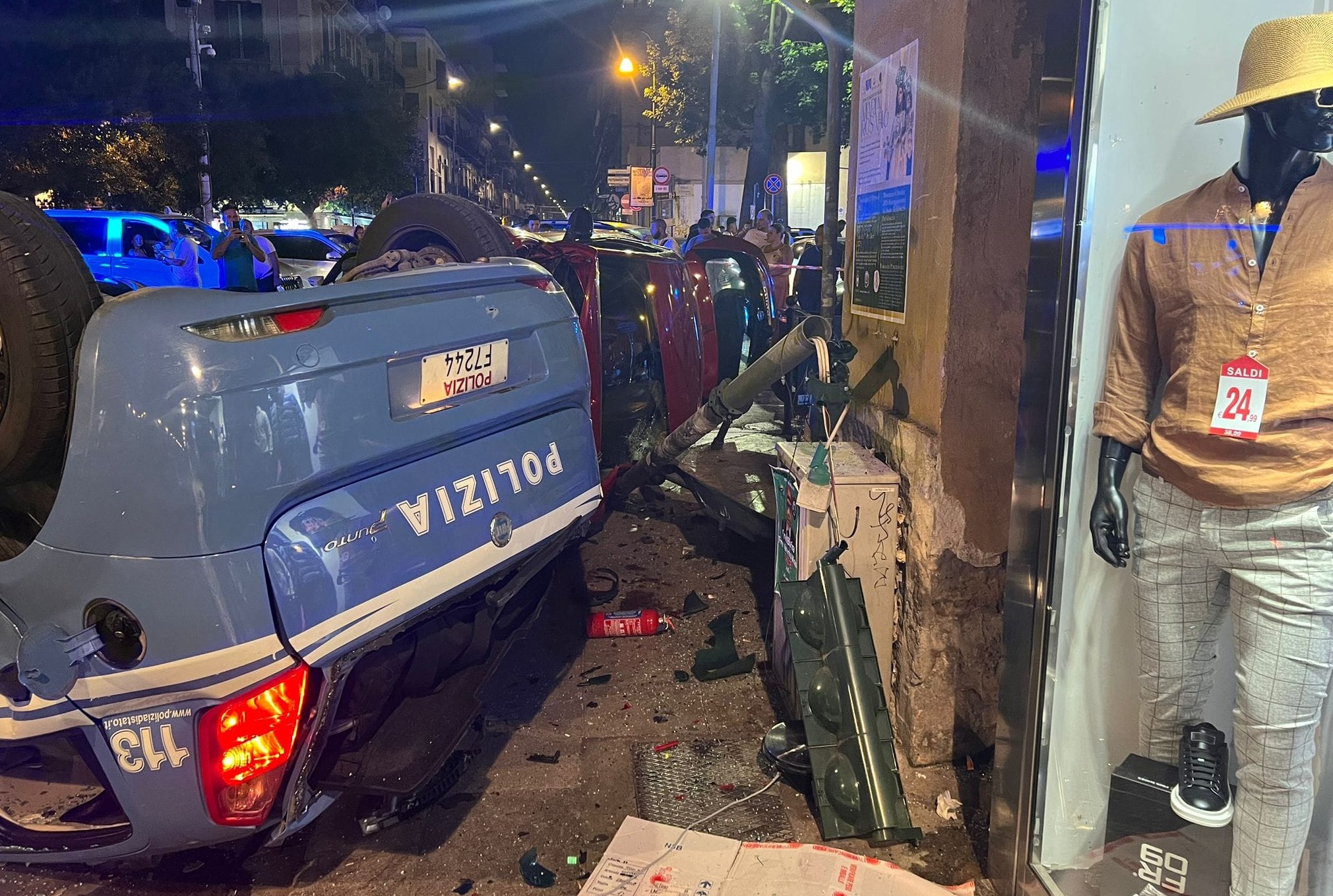 Palermo, auto polizia si scontra con un altro veicolo e si ribalta: tre feriti Palermo, auto polizia si scontra con un altro veicolo e si ribalta: tre feriti