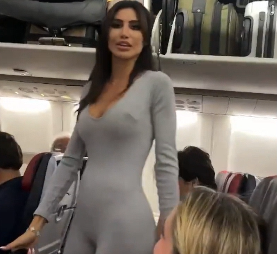 Influencer litiga in aereo per il bagaglio: “Fammi il video tanto sono famosa su Instagram” – VIDEO