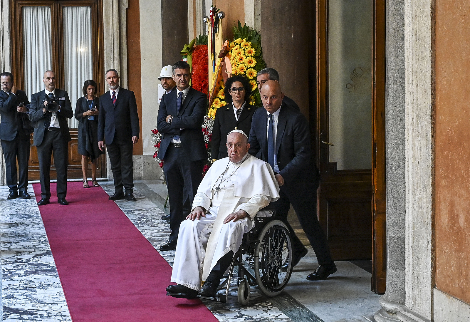 Papa: “Donne escluse per secoli, con loro avremmo avuto più fatti”