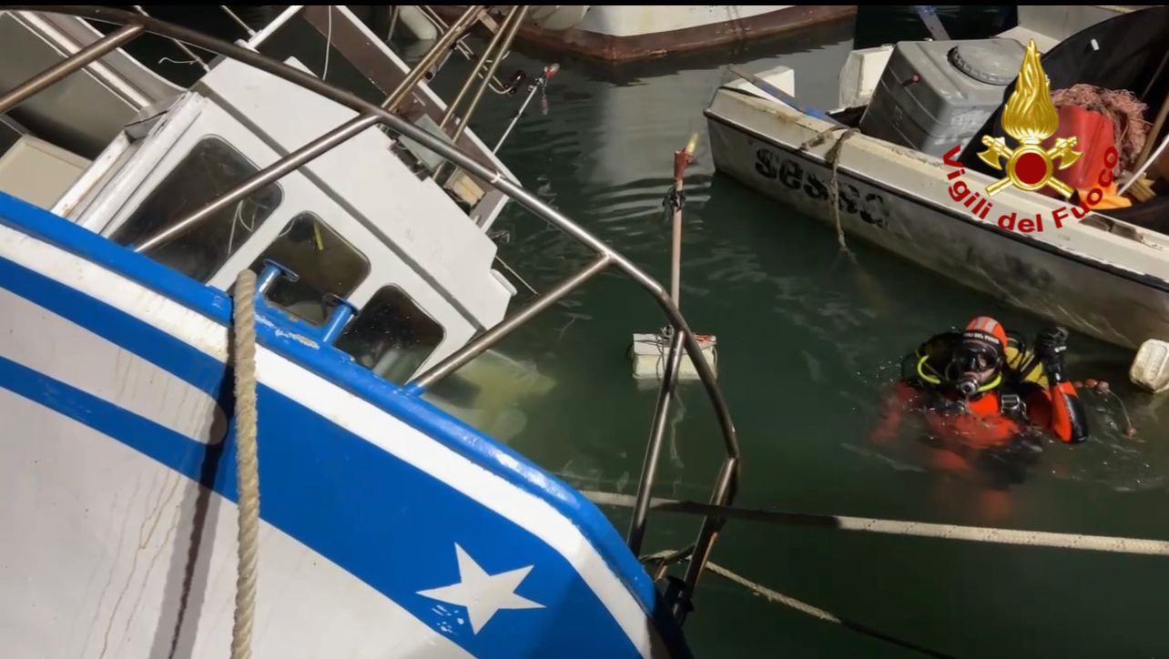 Peschereccio affonda nel molo di Termini Imerese, intervengono i vigili del fuoco