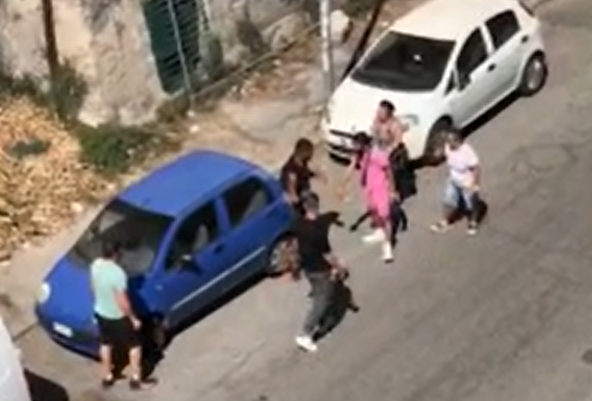 Scippa un’anziana e i passanti lo picchiano a Roma: il video