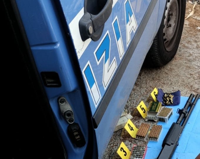 Nasconde fucile e proiettili in un magazzino, arrestato palermitano