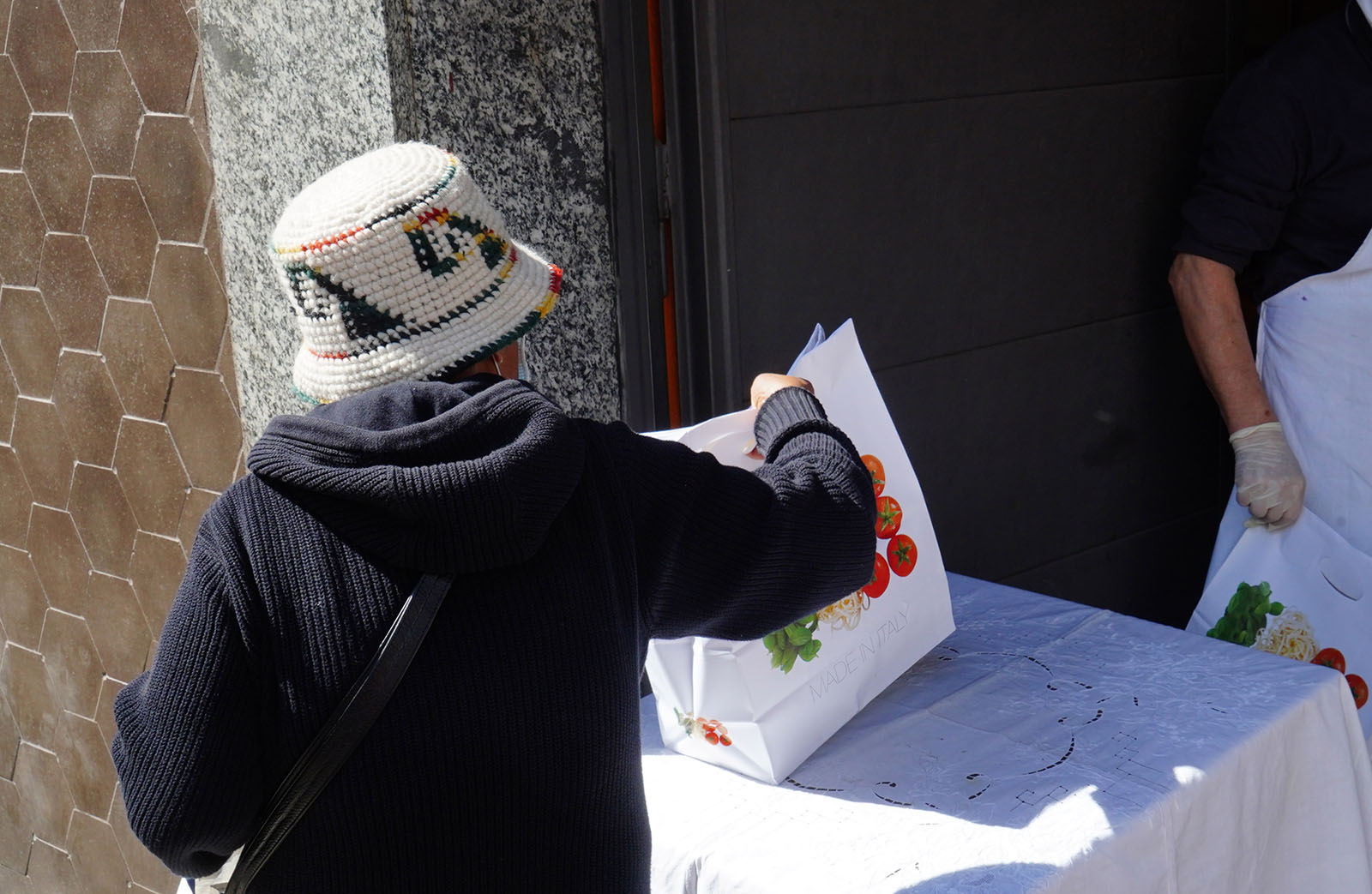 L’inflazione schiaccia i poveri: aumentano i siciliani in fila per una busta della spesa