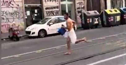 Corre nudo per strada inseguito dalla partner: non è “Beautiful”