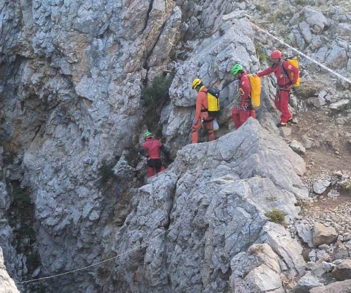 Speleologo bloccato in una grotta, 46 tecnici soccorso alpino partecipano al recupero