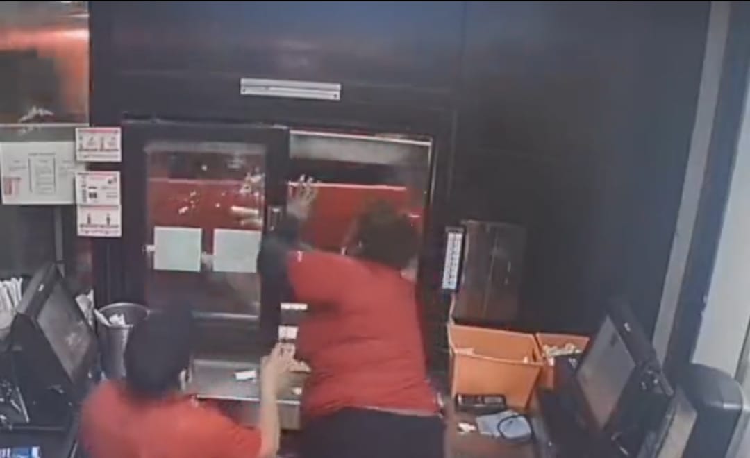 VIDEO | Follia in un fast food: dipendente spara a cliente che protestava per le patatine