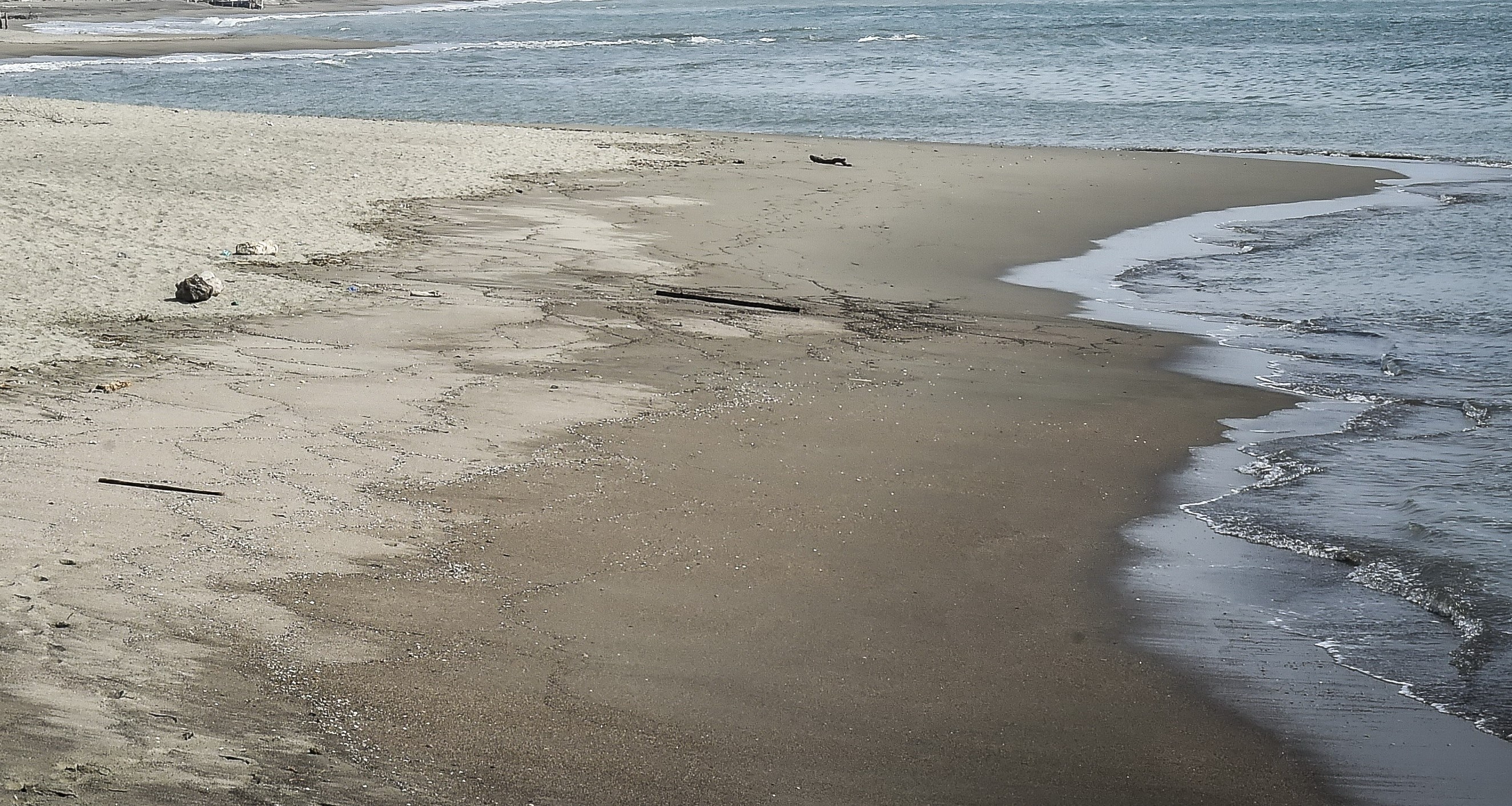 Cadavere di una donna sulla spiaggia vicino un campeggio