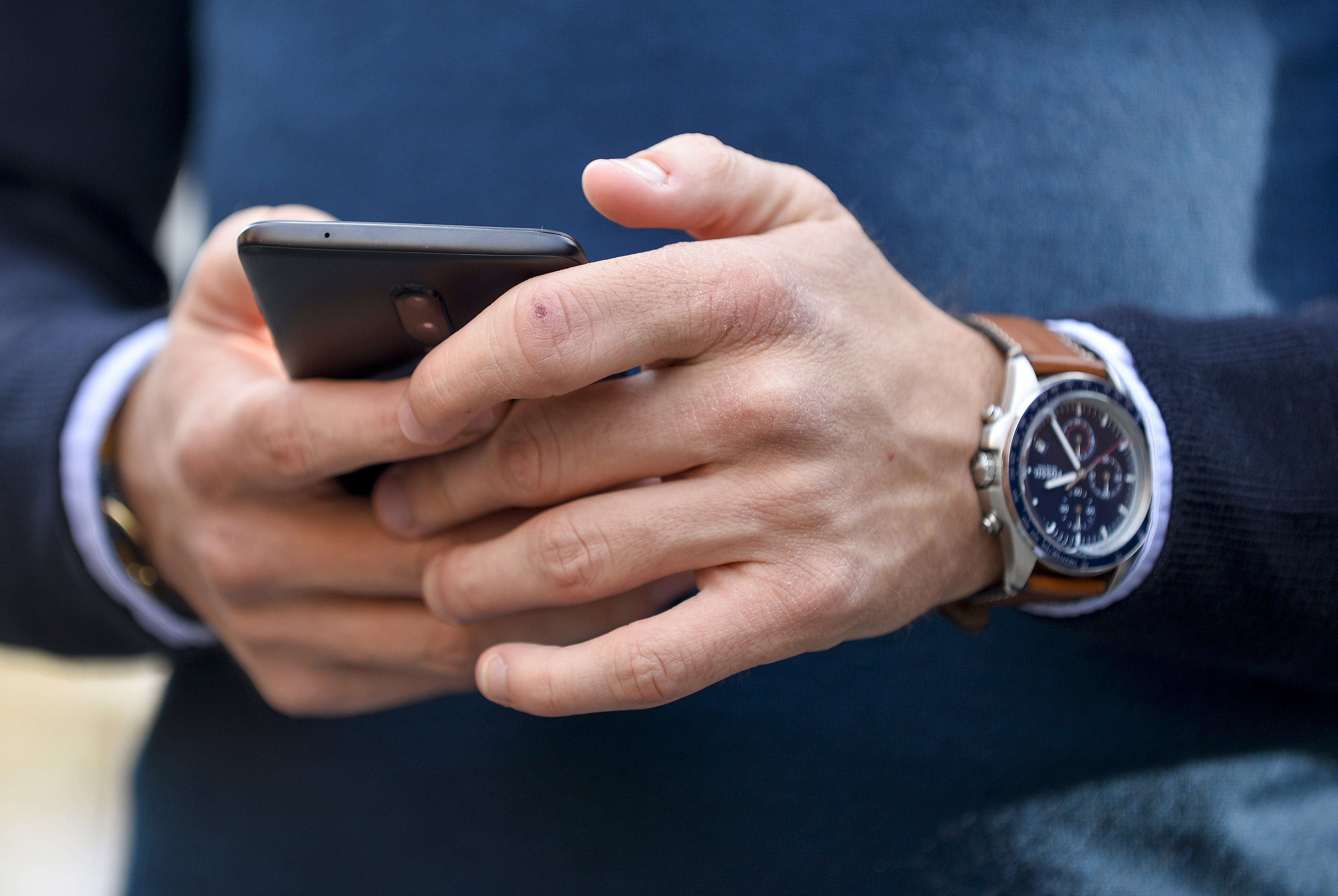 Con un’app spia la moglie che lo aveva lasciato, un medico nei guai