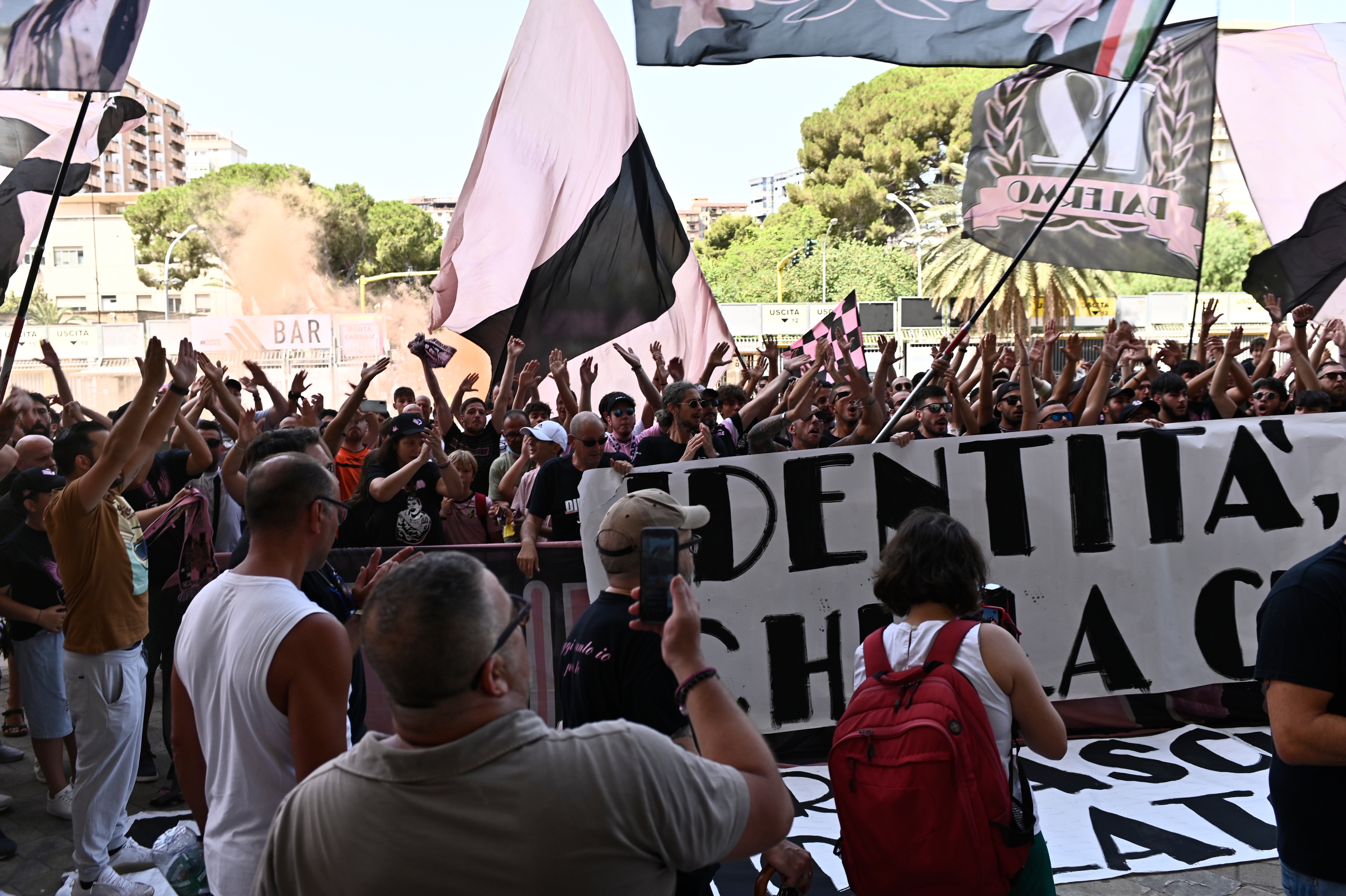 Oltre 12.500 abbonamenti per il Palermo in Serie B, tifosi rosanero tra i più calorosi d’Italia
