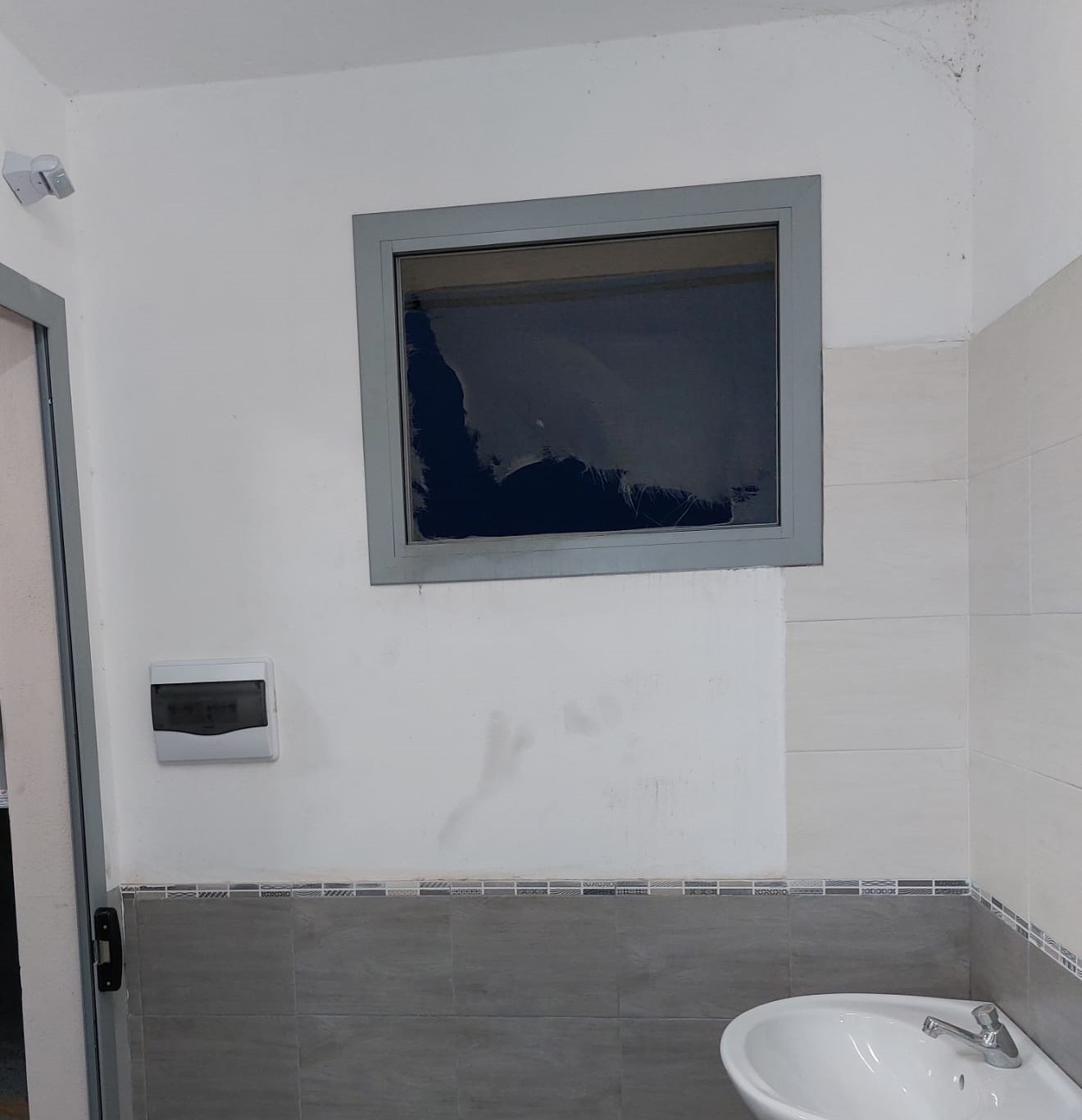 Gioiosa Marea, vandali in azione in una scuola e nei bagni pubblici: distrutte porte e finestre