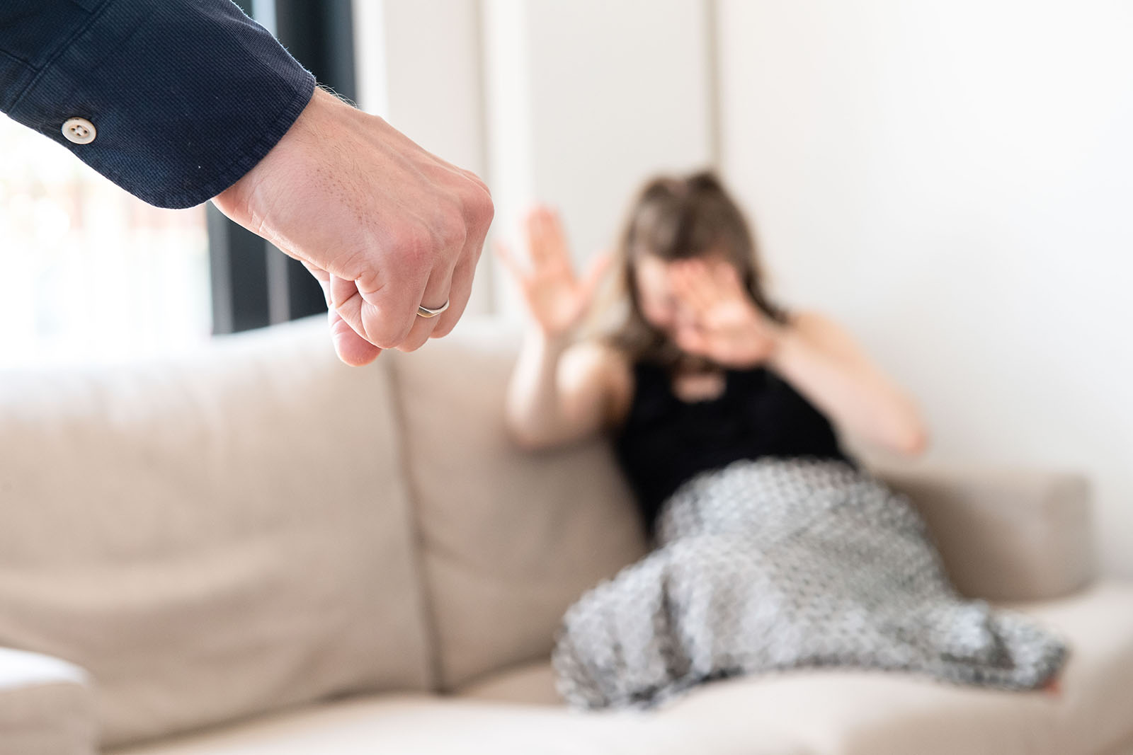 Terrore e orrore in casa, infilza una forchetta nella nuca della madre: arrestato