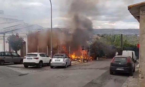 Minacciato dalle fiamme centro accoglienza migranti in provincia di Ragusa