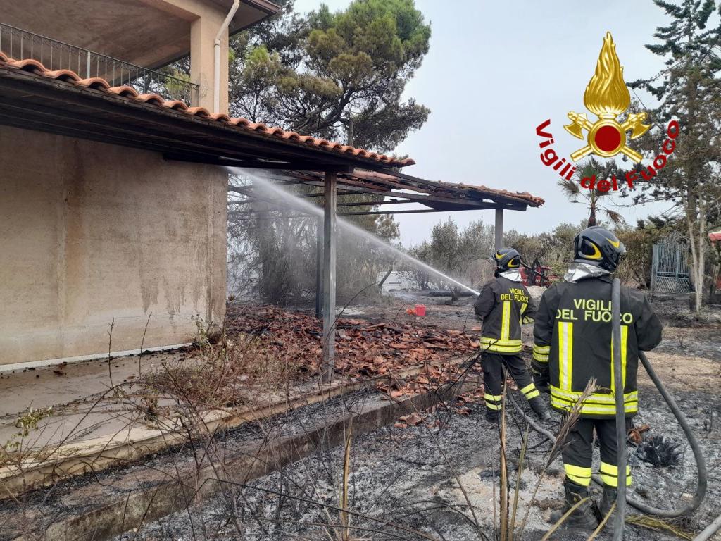La provincia di Palermo assediata dagli incendi, vigili del fuoco in azione