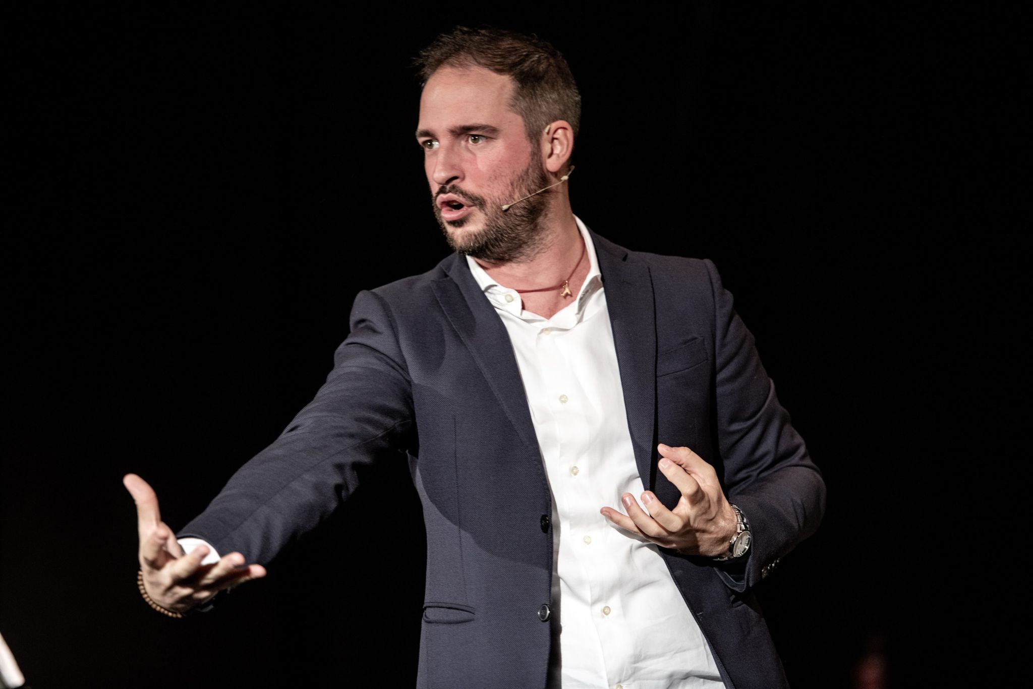 Teatro, due ore di comicità con lo show di Caccamo