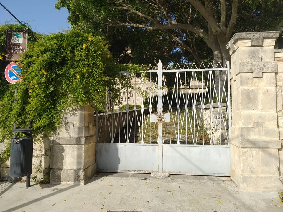 Modica, villa Cascino abbandonata a se stessa