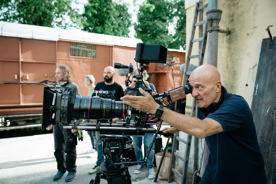 Claudio Bisio: la ricerca della leggerezza all’interno di un racconto tragico