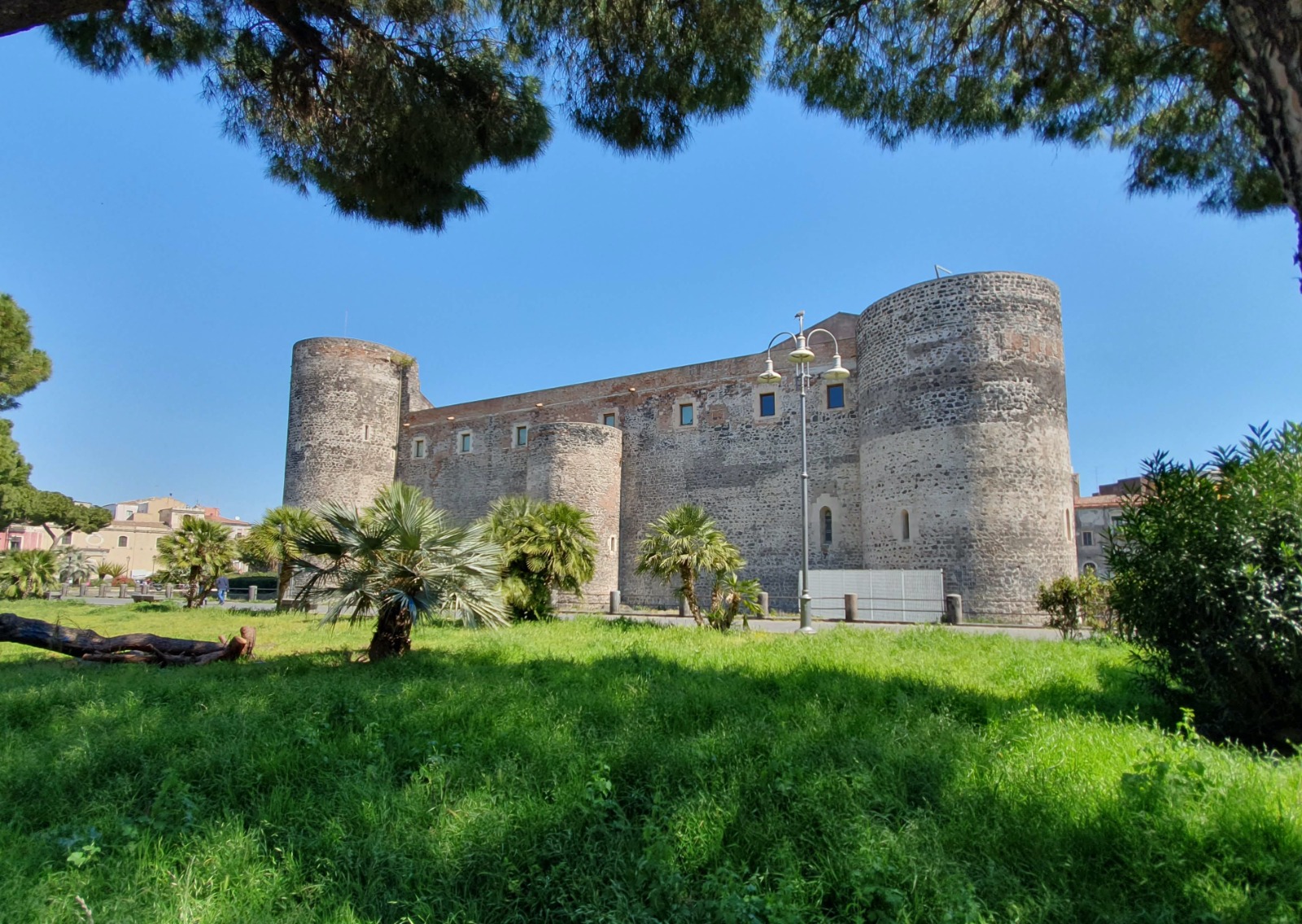 Castello Ursino, pedonalizzazione vicina. Arrivano i fondi per i varchi elettronici