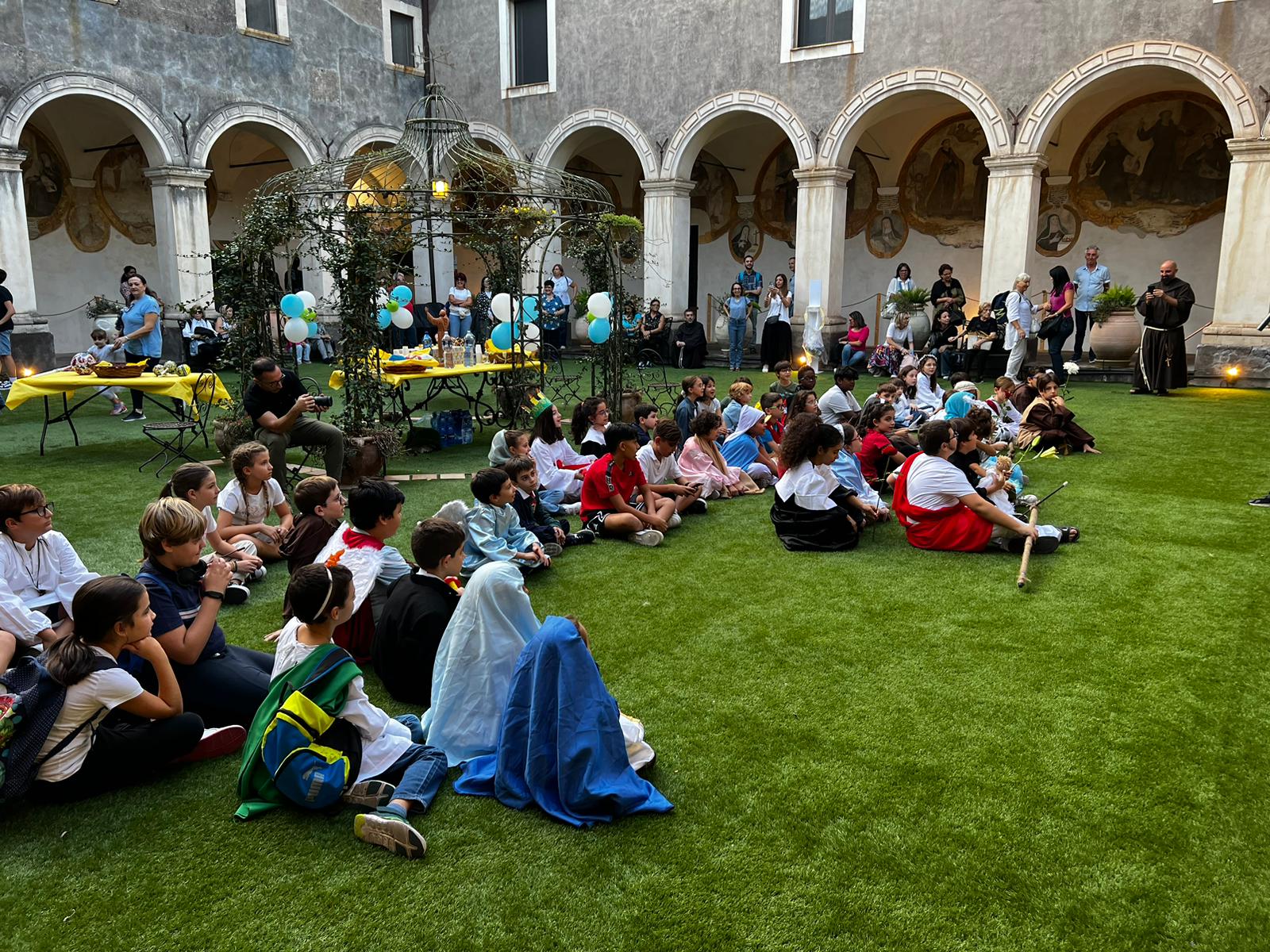 La vigilia di Ognissanti bambini vestiti… da Santi