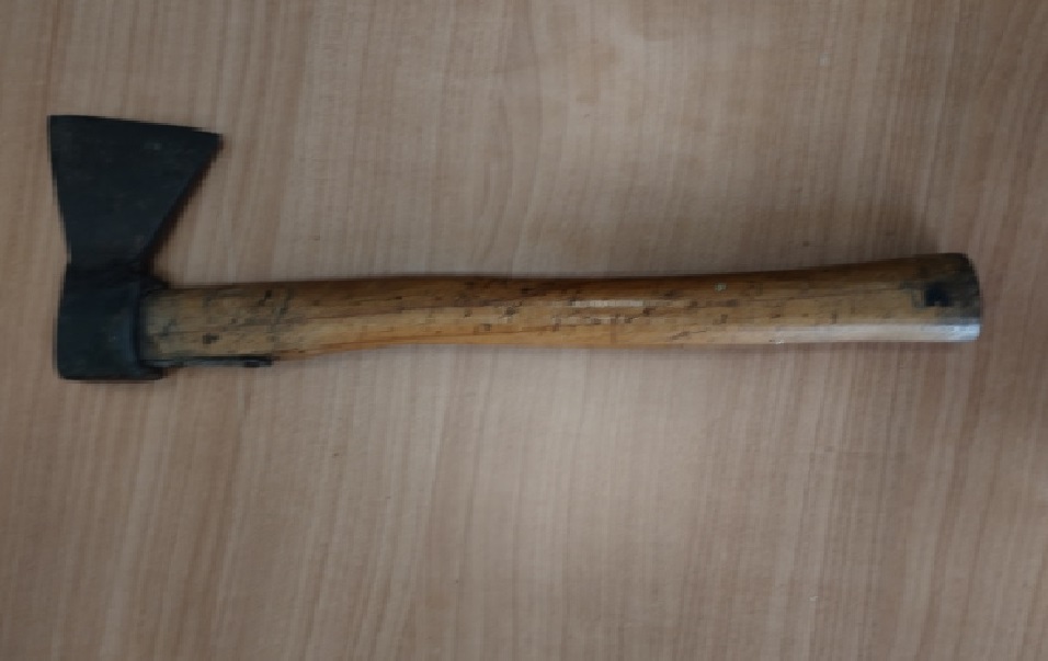 Shock nel Catanese, ex moglie perseguitata e minacciata con ascia: arrestato 63enne