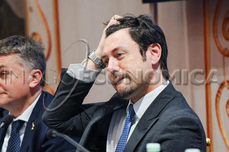 Migranti, gaffe di Andrea Giambruno: ha parlato di “transumanza” Migranti, gaffe di Andrea Giambruno: ha parlato di “transumanza”