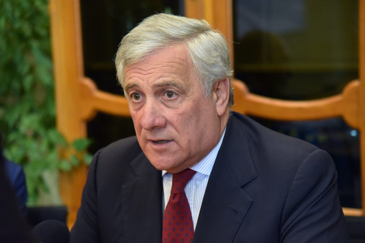 Los Angeles tra caos, proteste e deportazione di immigrati a Guantanamo. Tajani: “Italiani coinvolti? Pronti al rimpatrio “