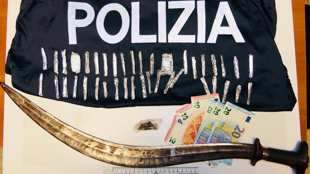 Spaccio in piazza Manin, droga e scimitarra araba clandestina in casa: due arresti nel Ragusano