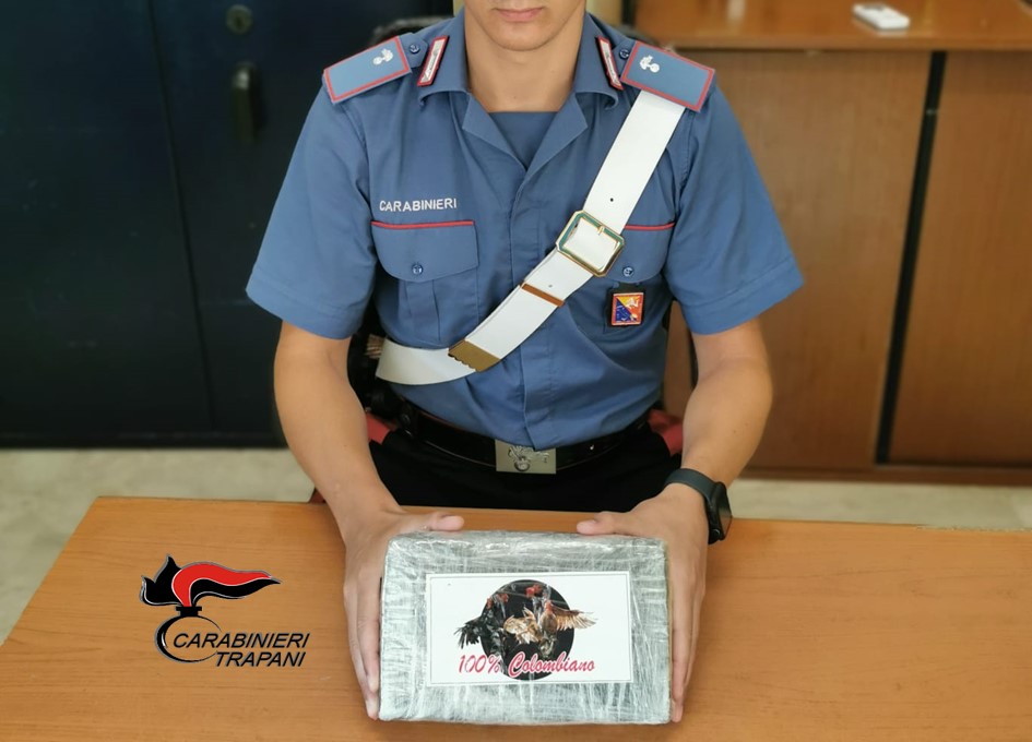 Fermati al posto di blocco e “beccati” con un chilo di cocaina in auto: arrestati