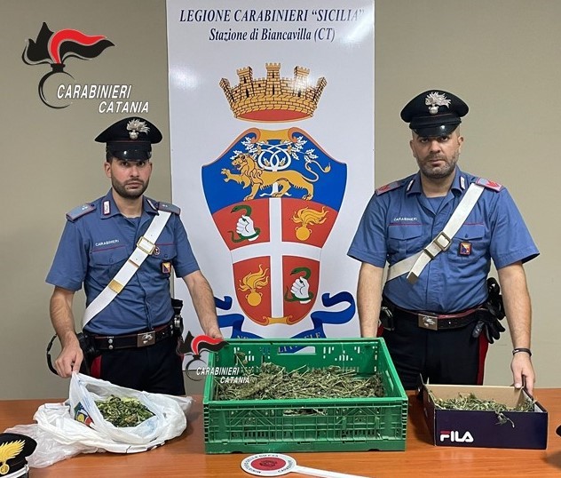 Nasconde marijuana su un terrazzo nel Catanese: arrestato