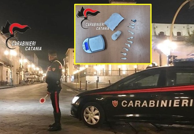 Pusher 22enne si nasconde tra le auto ma non evita i carabinieri, scatta l’arresto nel Catanese