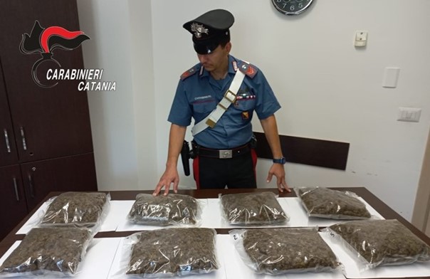Borsone per palestra “stupefacente”, conteneva 4 chili di marijuana: arresto sulla SP 28/1