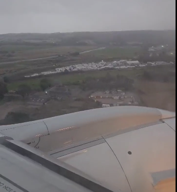 VIDEO| Forte vento in pista, aereo atterra al secondo tentativo: paura per i passeggeri