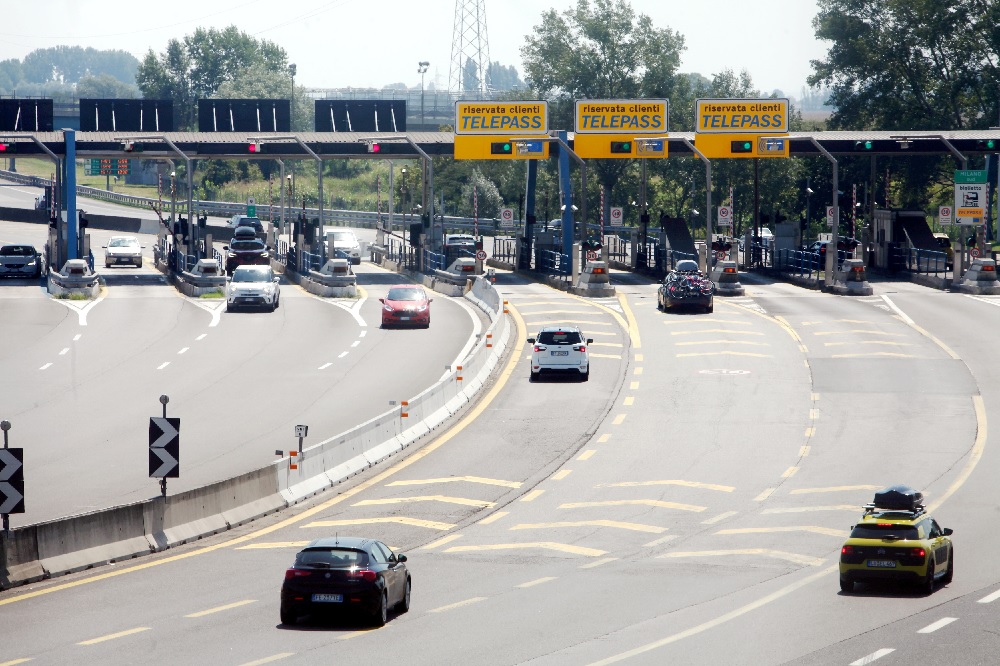 Attraversa il casello per due anni senza pagare il Telepass, assolto 83enne