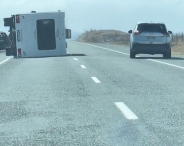 VIDEO | Paura in autostrada, camper si ribalta per il forte vento: auto lo evita in extremis