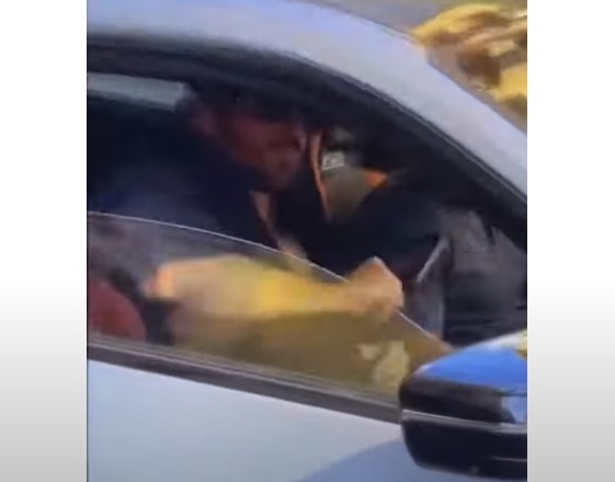 VIDEO | Il brutto gesto di Can Yaman a Palermo, strappa il cellulare a un fan e lo lancia a terra