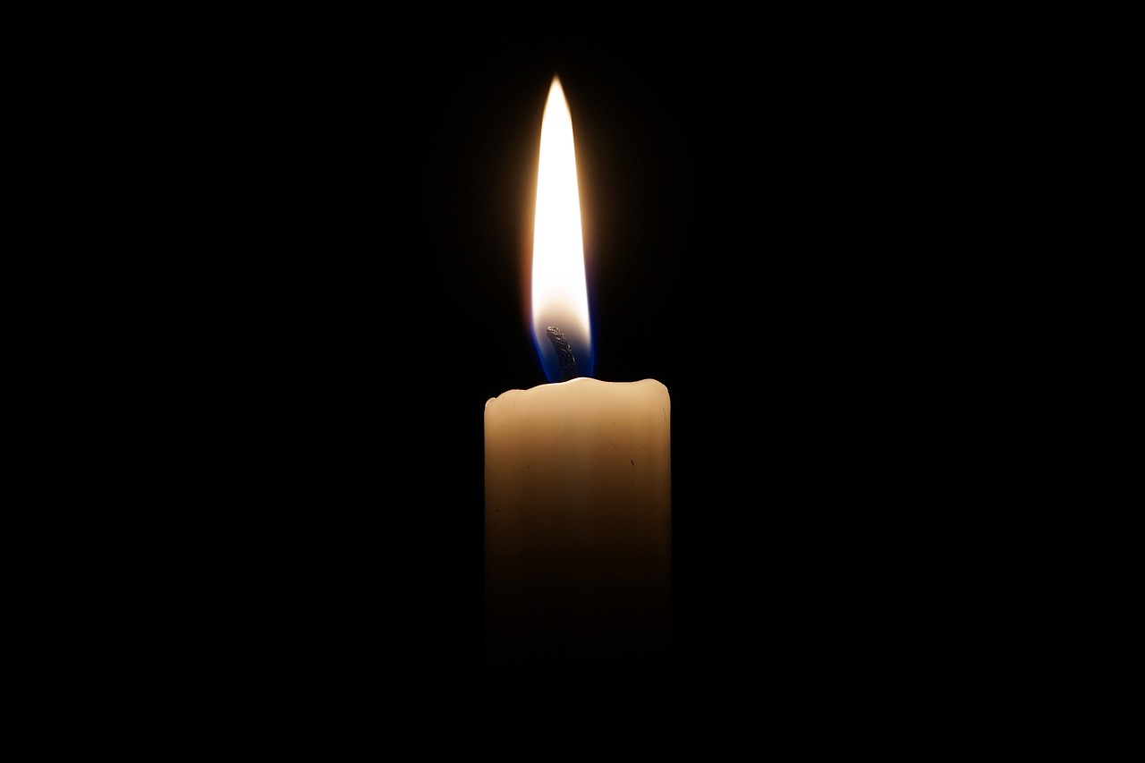 Candela fiamma lutto morto decesso - Foto di Andreas Lischka da Pixabay