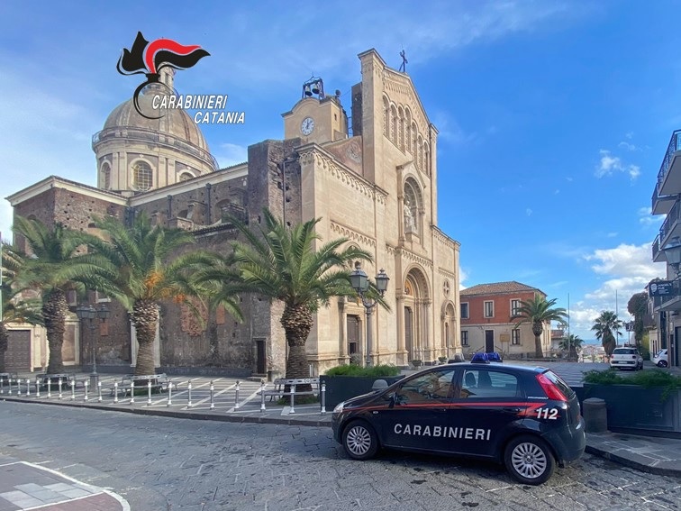 In due svuotano capannone di anziano, una donna attende in auto con la figlia: arrestati