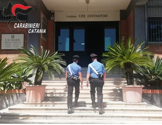 “Ci sono i carabinieri”, e lancia la droga dal balcone: arrestato 47enne ad Acireale