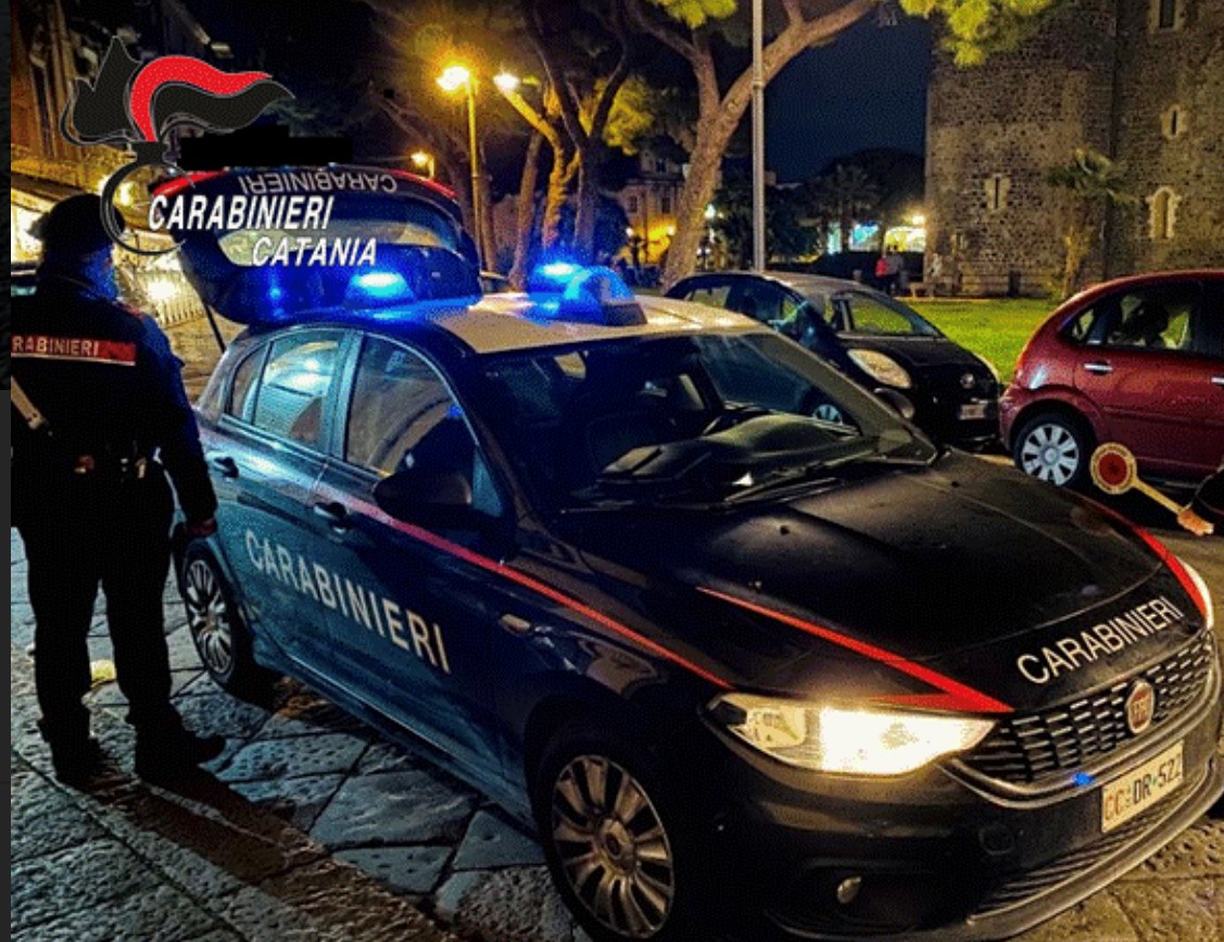 Minorenne spaccia a due passi dal Castello Ursino, l’inseguimento e l’arresto