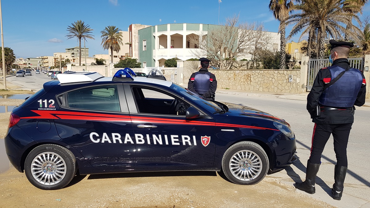 Compleanno con arresto finale, minorenne lancia droga dalla finestra e viene “beccato”