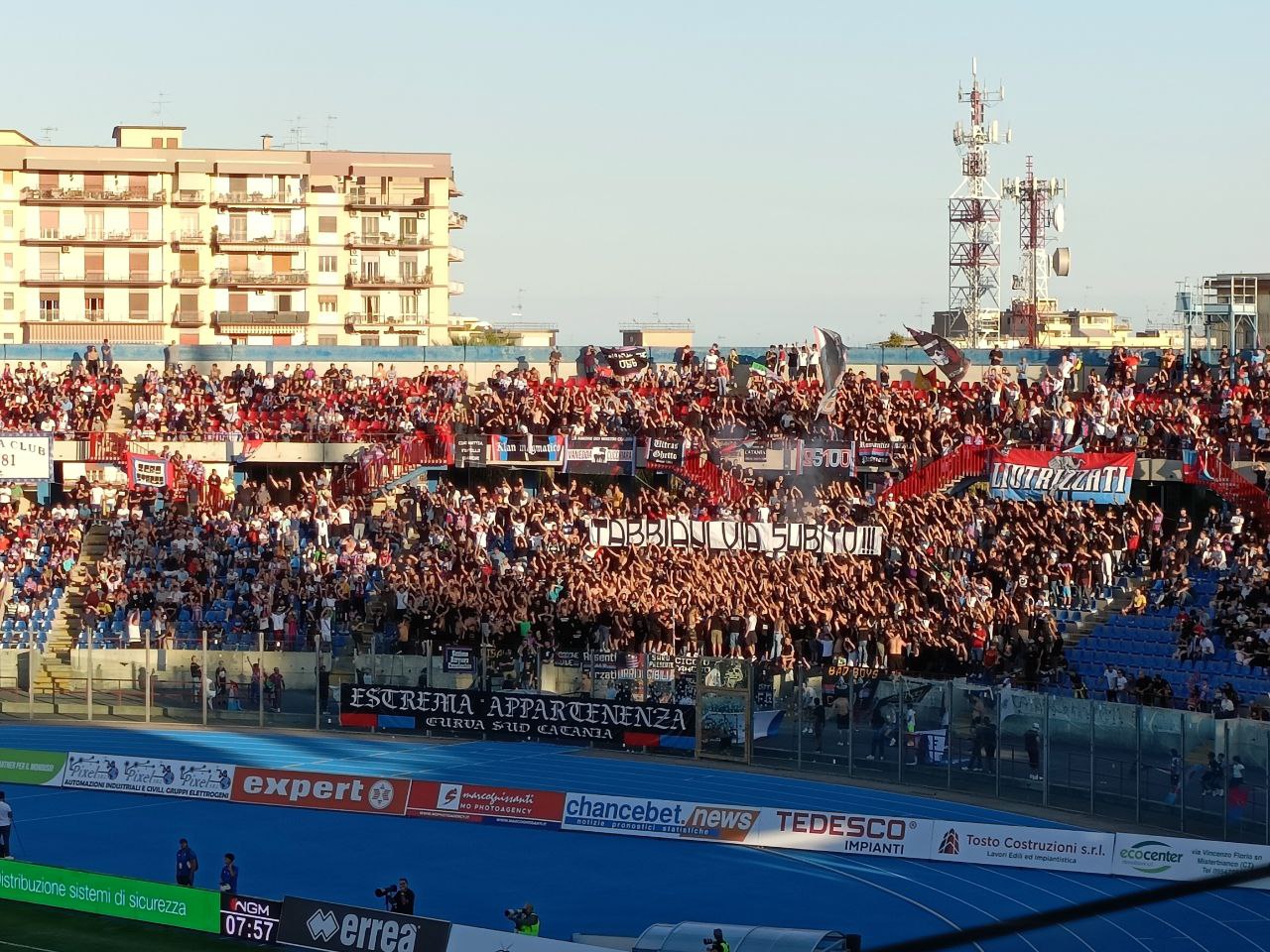 Per il Catania è notte fonda, l’Avellino passa al Massimino. Le pagelle: male tutti, Tabbiani contestato Per il Catania è notte fonda, l’Avellino passa al Massimino. Le pagelle: male tutti, Tabbiani contestato